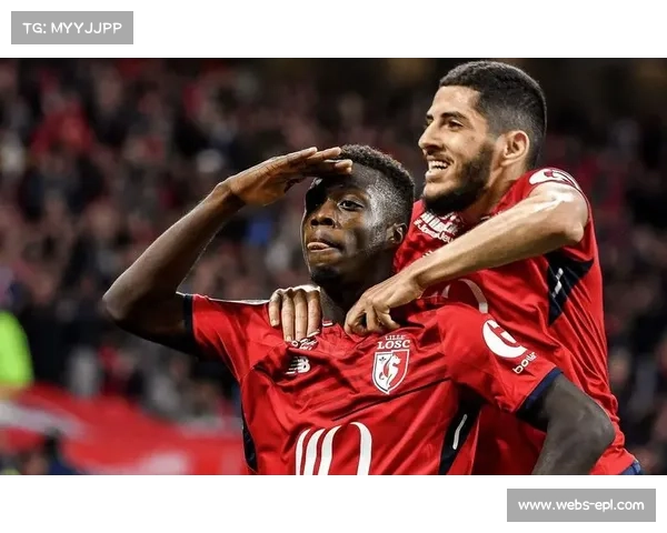 马赛球迷远征里尔，赛前和平游行展示标语“足球无暴力”