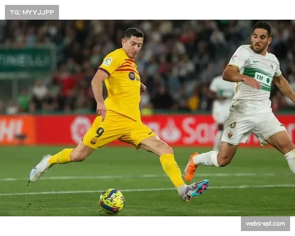 多家媒体透露，巴萨老将莱万多夫斯基尚未决定是否执行续约选项